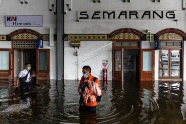 Flood in Semarang and three alternative solutions 